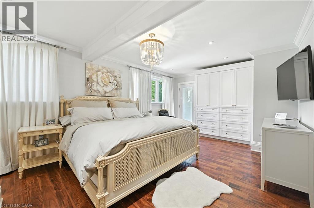 Hardwood flooring, crown molding, built-in cabinetry with drawers, recessed lighting, and a decorative chandelier - 2209 Ghent Avenue, Burlington, ON