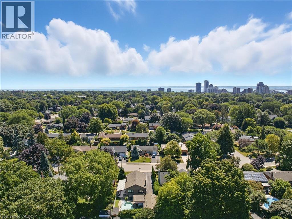 Expansive neighborhood with abundant mature trees and residential properties - 2209 Ghent Avenue, Burlington, ON