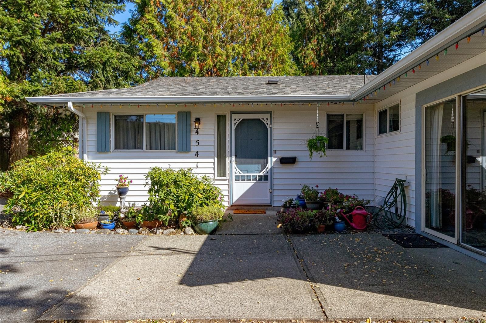 4541 Elk Lake Dr, Saanich, BC
