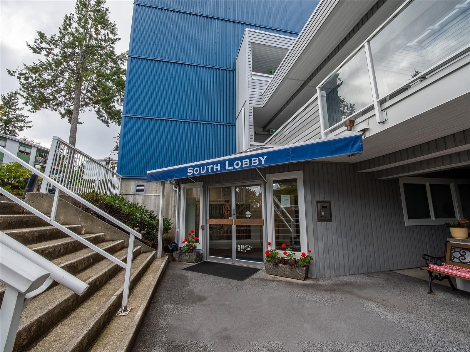 #303-2560 Departure Bay Rd, Nanaimo, BC