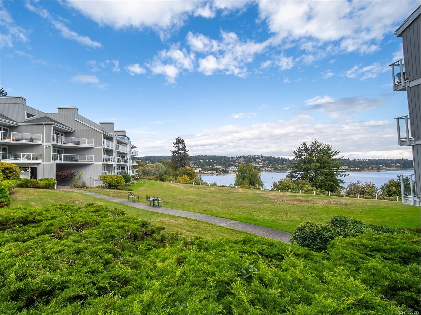 #303-2560 Departure Bay Rd, Nanaimo, BC