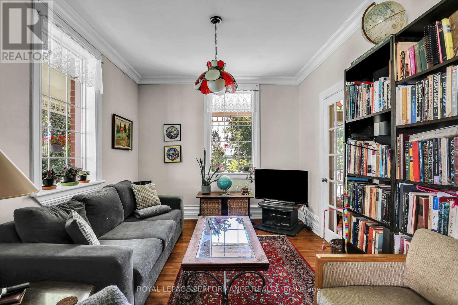 8253 Russell Road, Ottawa, ON