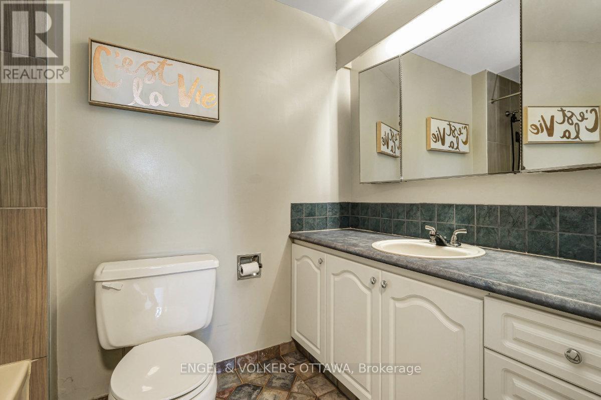 5 - 373 Laurier Avenue E, Ottawa, ON