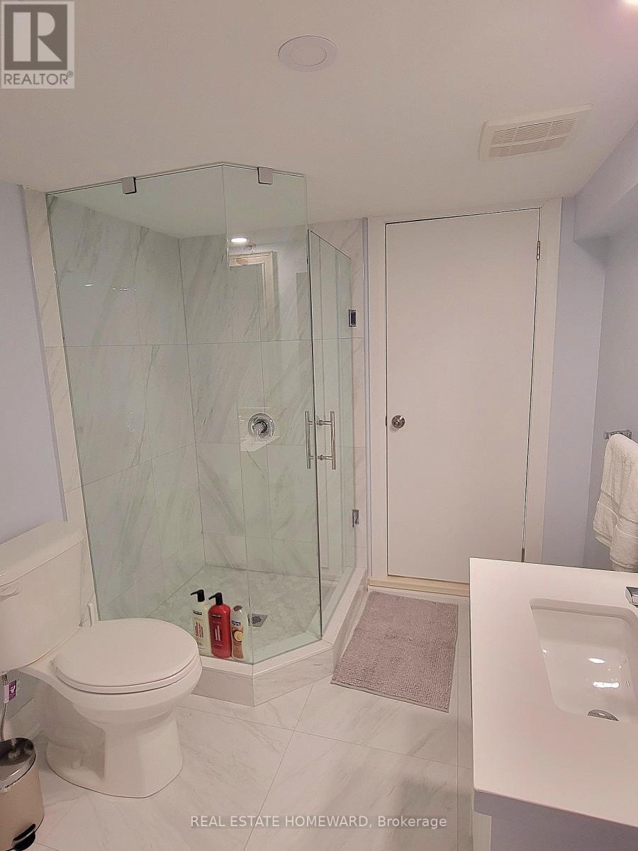Lower level unit full bath. - 434 Victoria Park Avenue, Toronto, ON