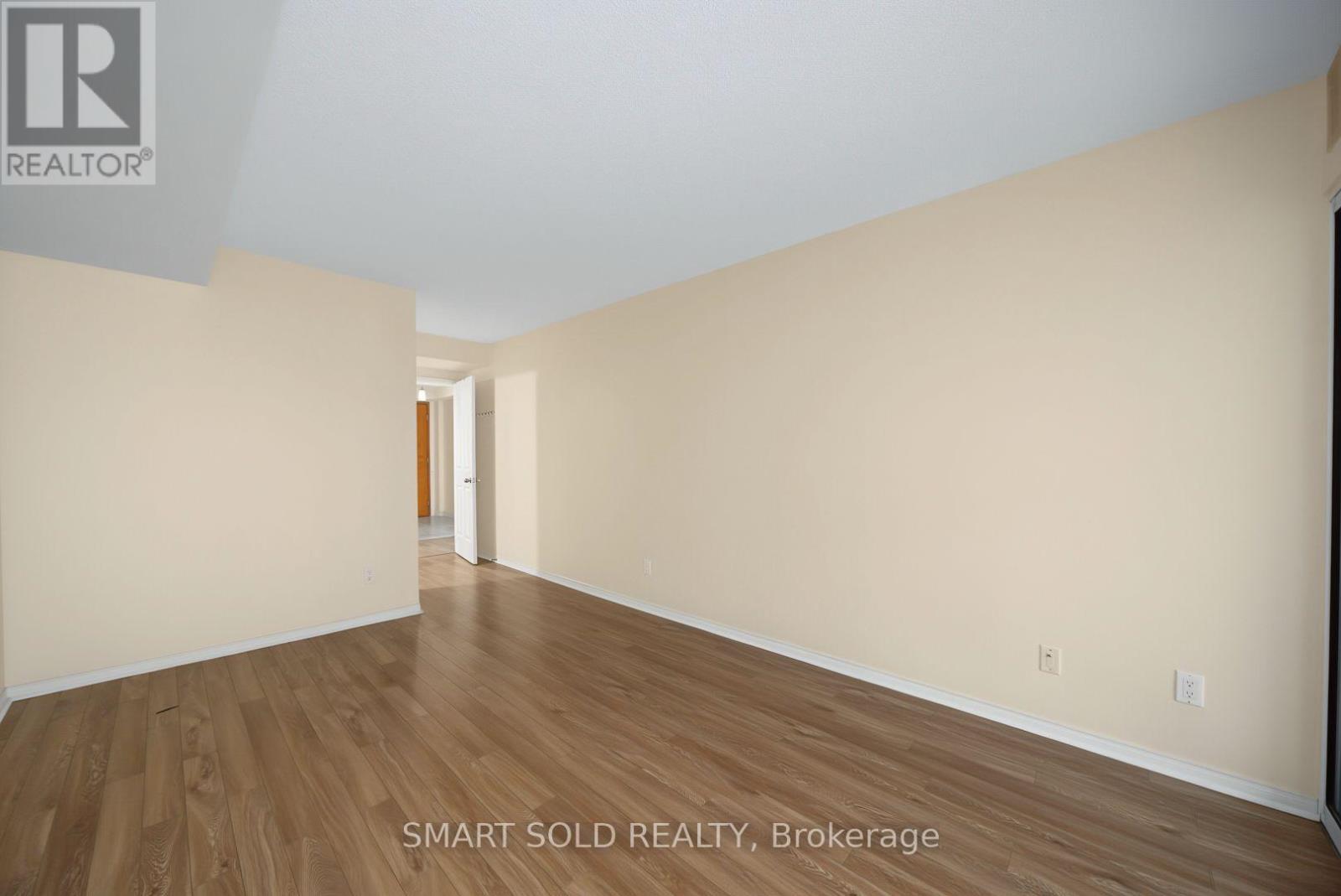 205 - 28 Hollywood Avenue, Toronto, ON