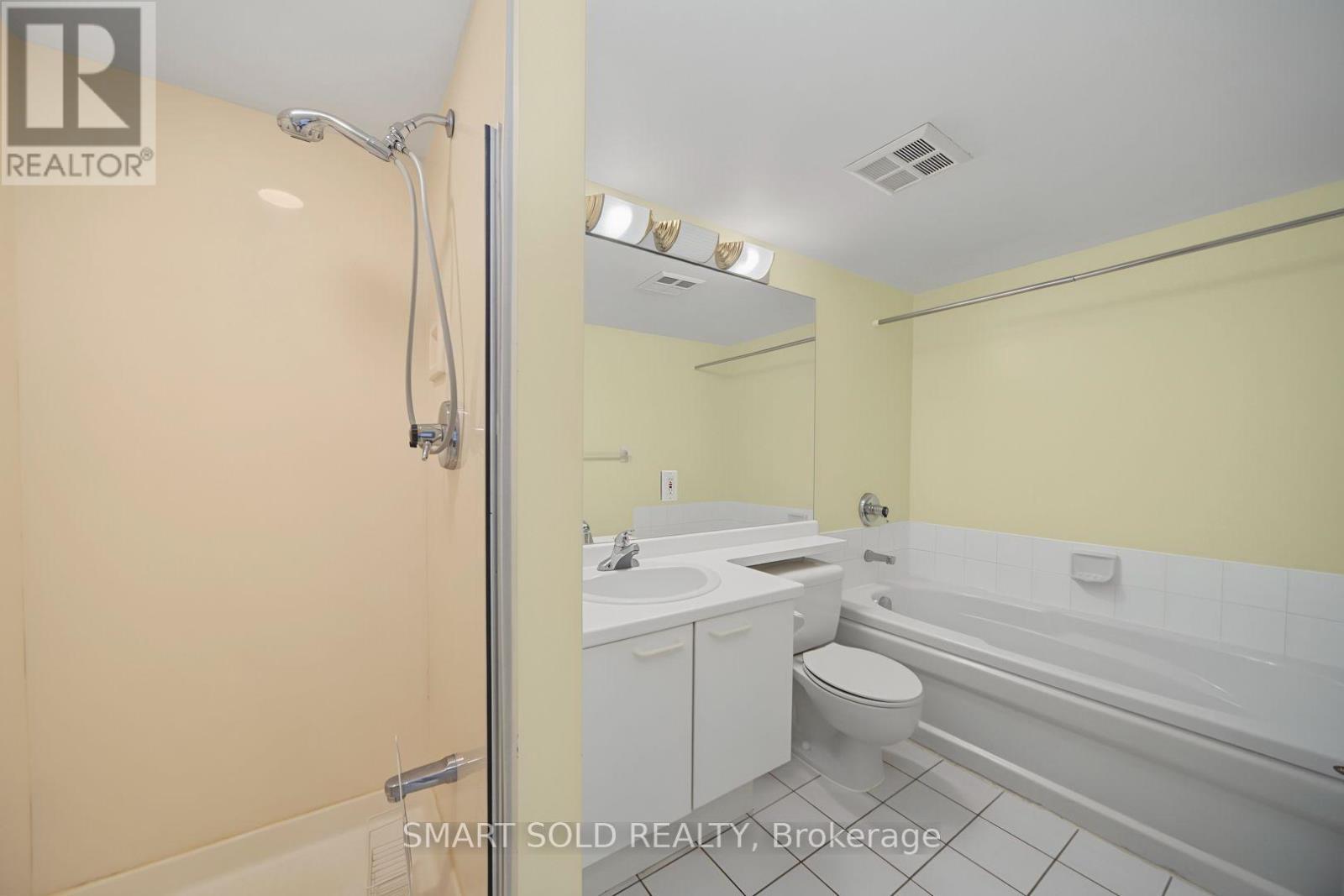 205 - 28 Hollywood Avenue, Toronto, ON