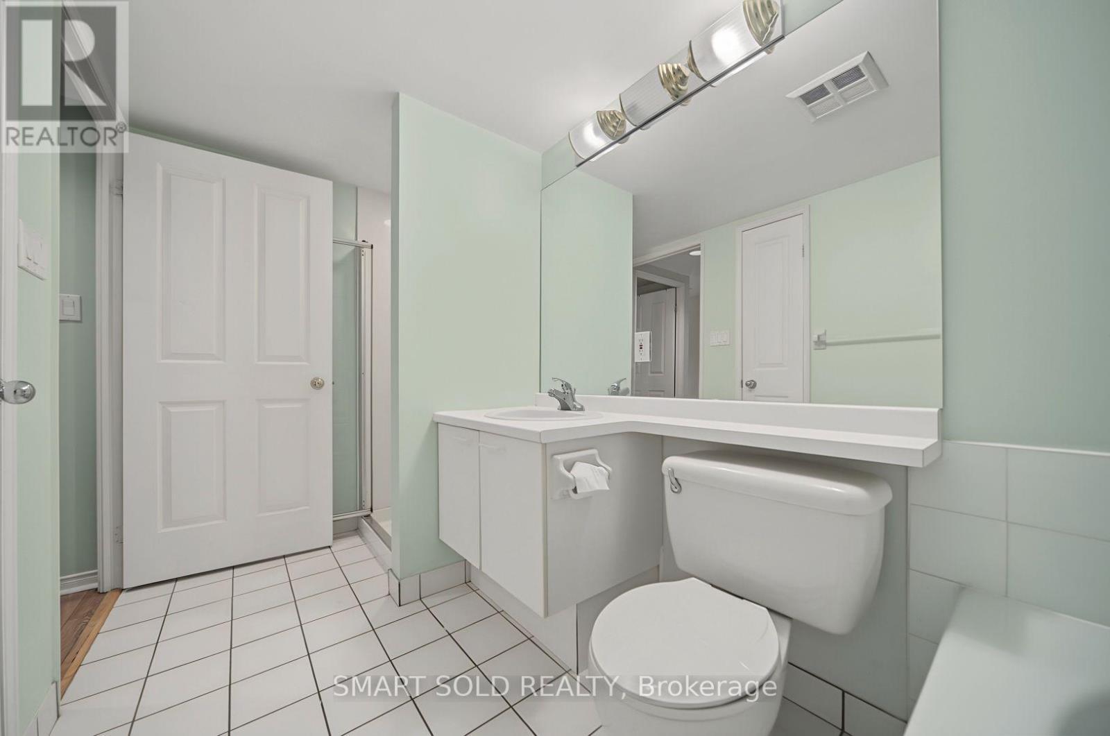 205 - 28 Hollywood Avenue, Toronto, ON
