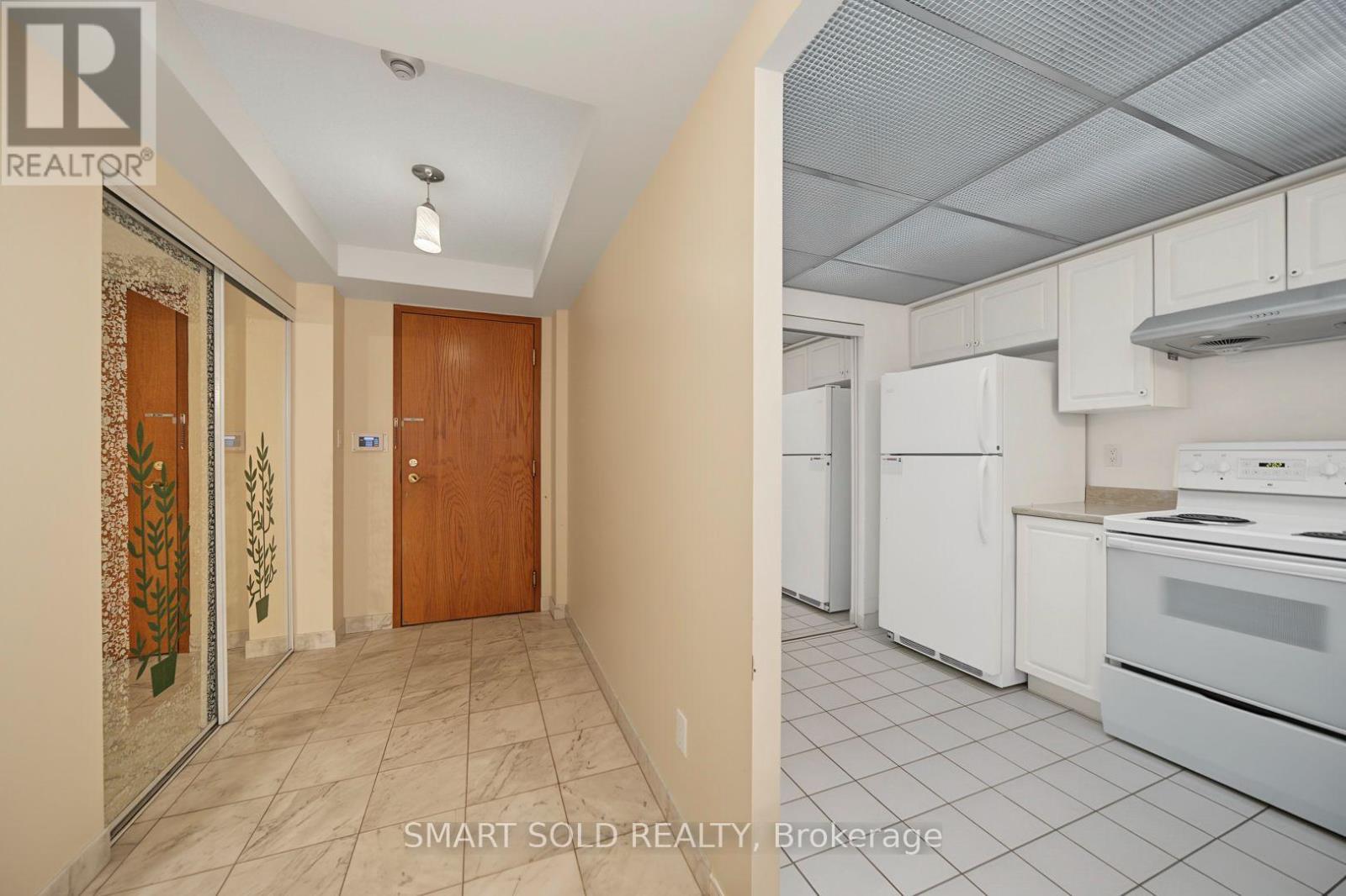 205 - 28 Hollywood Avenue, Toronto, ON