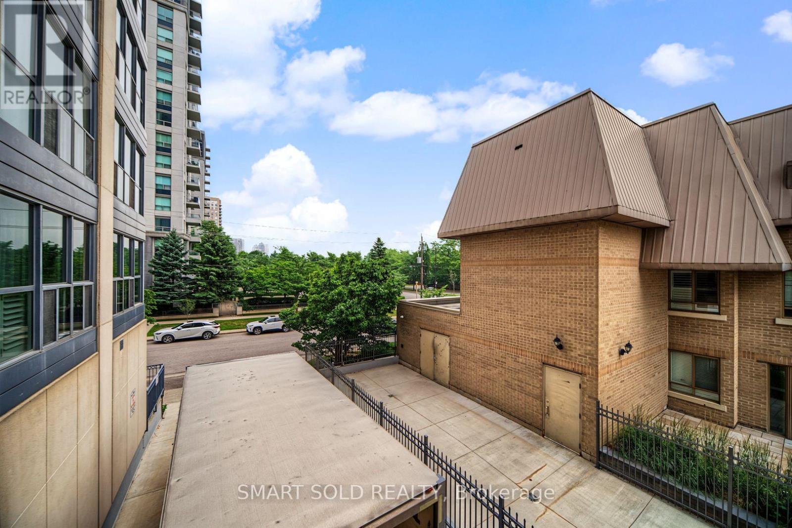 205 - 28 Hollywood Avenue, Toronto, ON