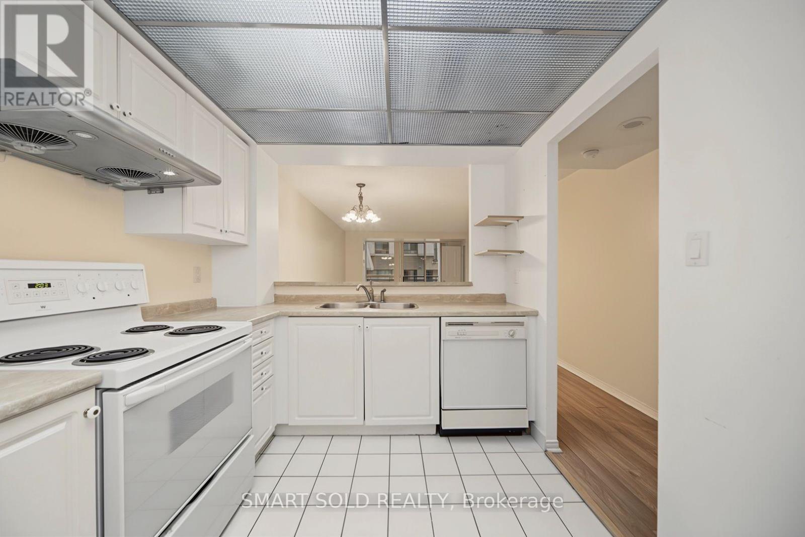 205 - 28 Hollywood Avenue, Toronto, ON