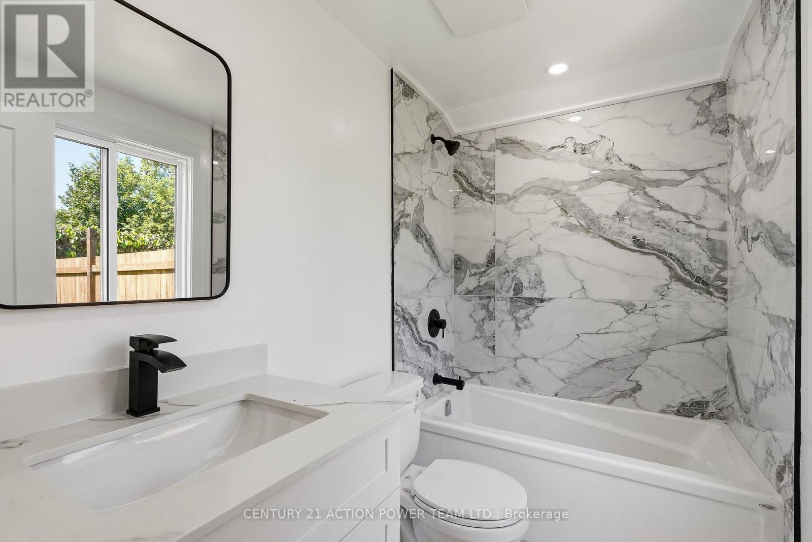 Coach Home Bathroom - 1831 Haig Drive S, Ottawa, ON