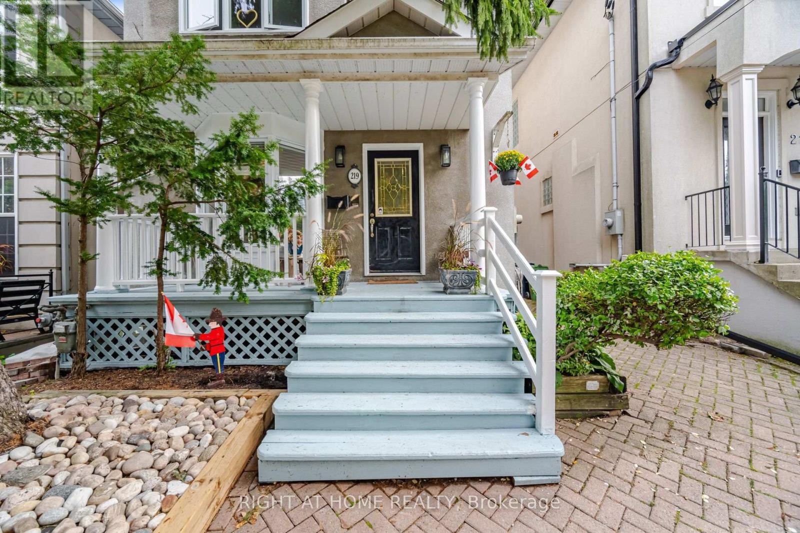 Front House - 219 Broadway Avenue, Toronto, ON
