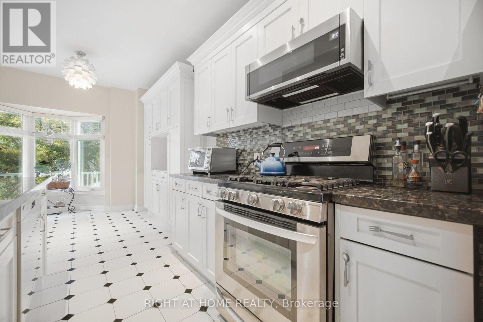 Kitchen - 219 Broadway Avenue, Toronto, ON