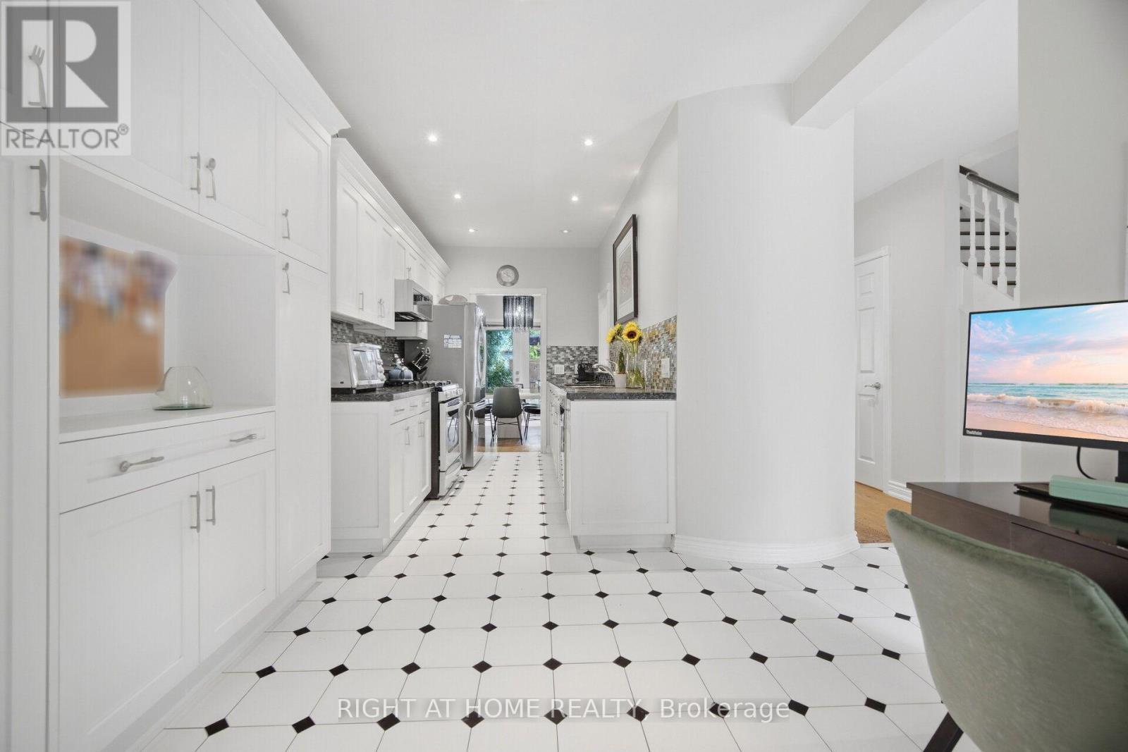 219 Broadway Avenue, Toronto, ON