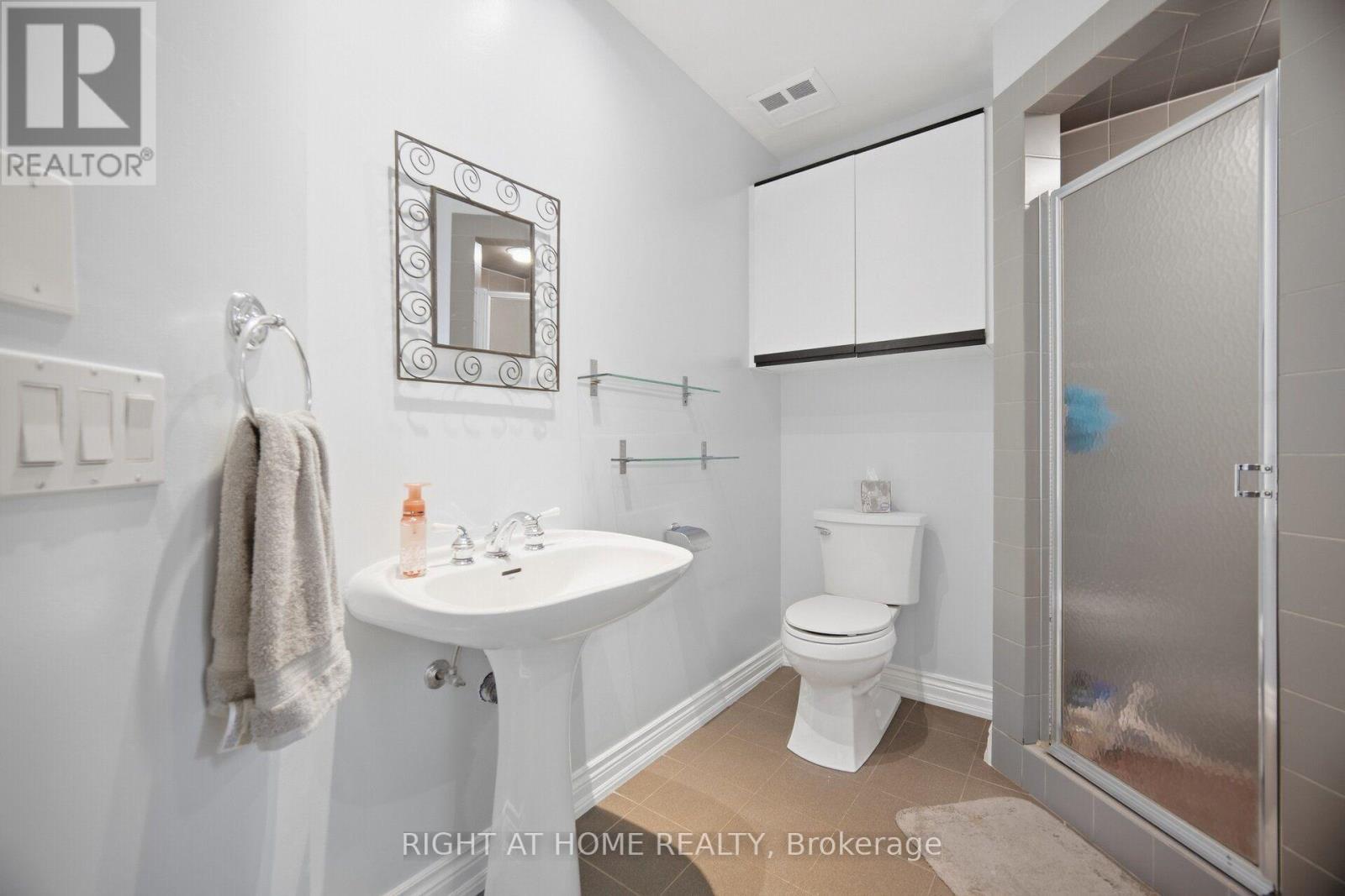 Master Ensuite - 219 Broadway Avenue, Toronto, ON