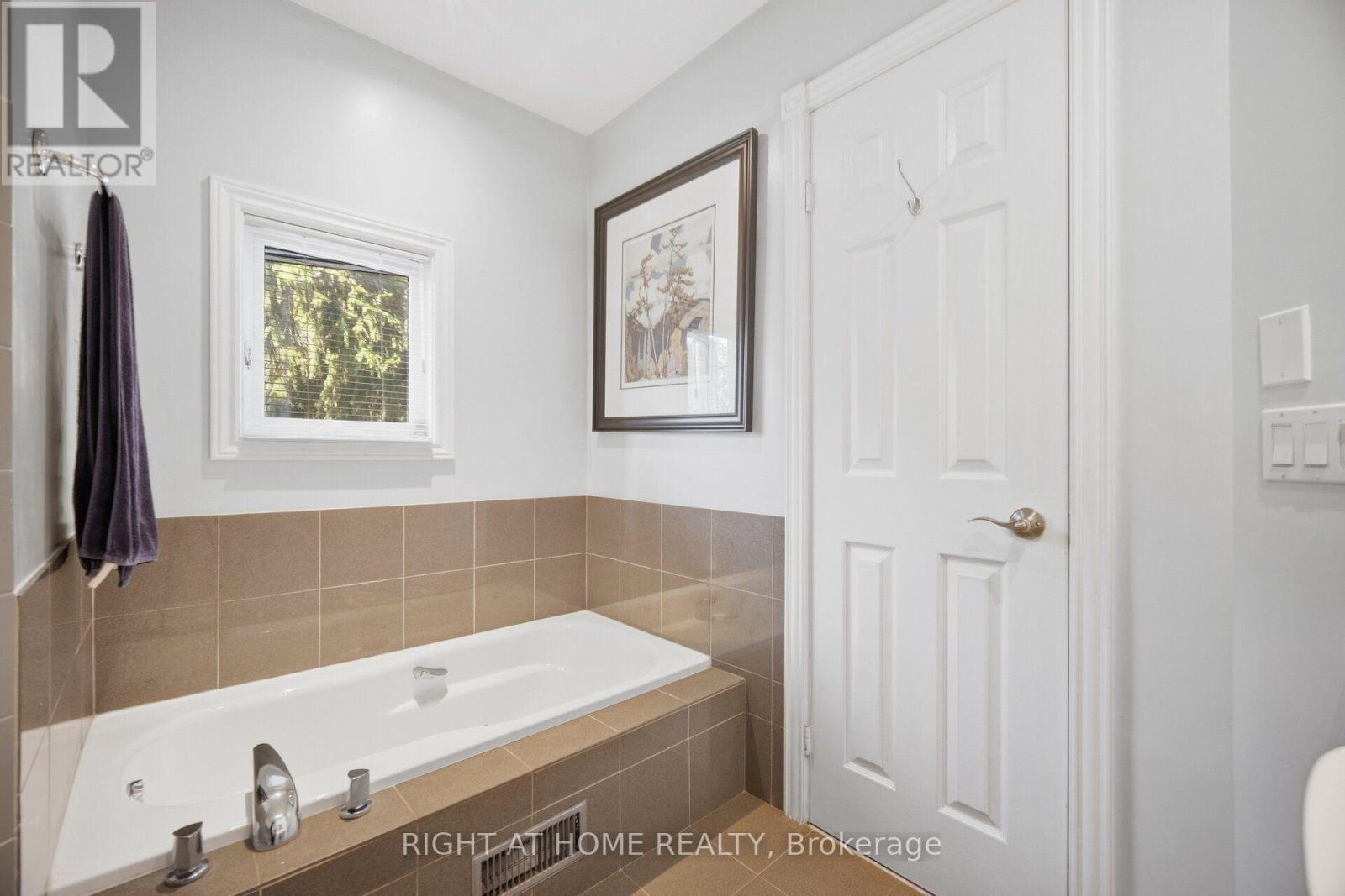 Master Ensuite - 219 Broadway Avenue, Toronto, ON