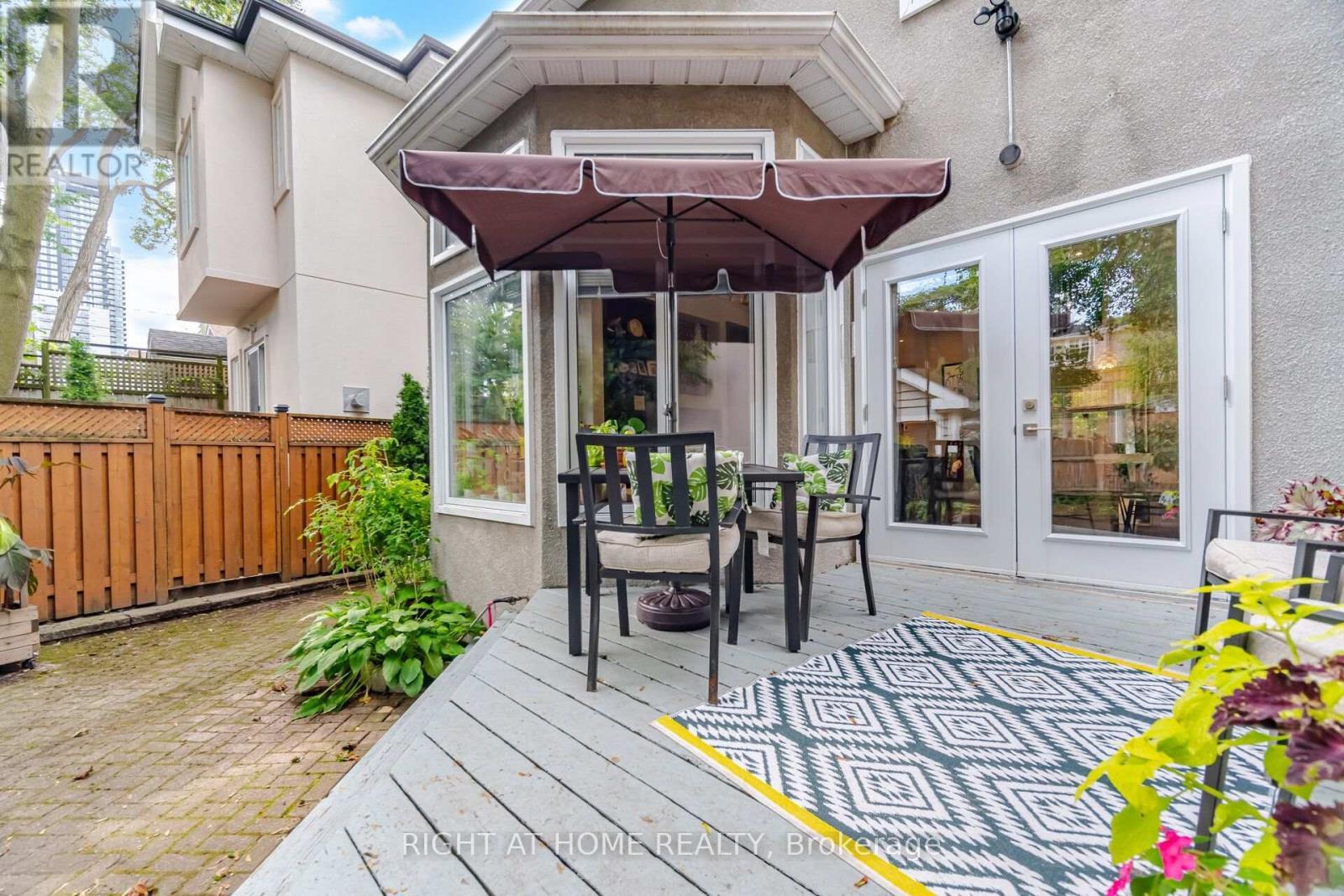 Back Deck - 219 Broadway Avenue, Toronto, ON