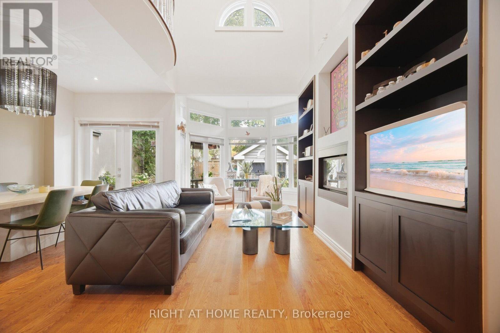 Living Room - 219 Broadway Avenue, Toronto, ON