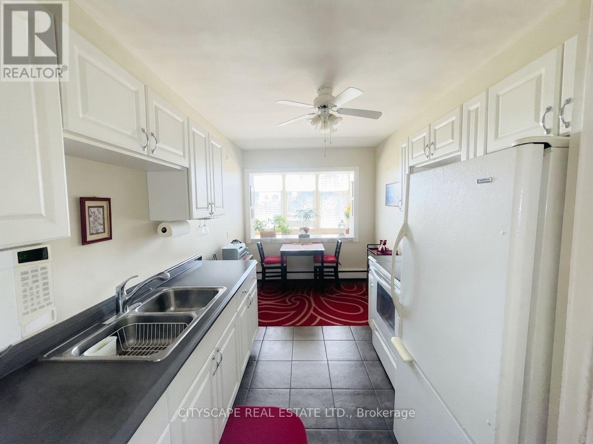 Kitchen - 25 - 824 Brant Street, Burlington, ON