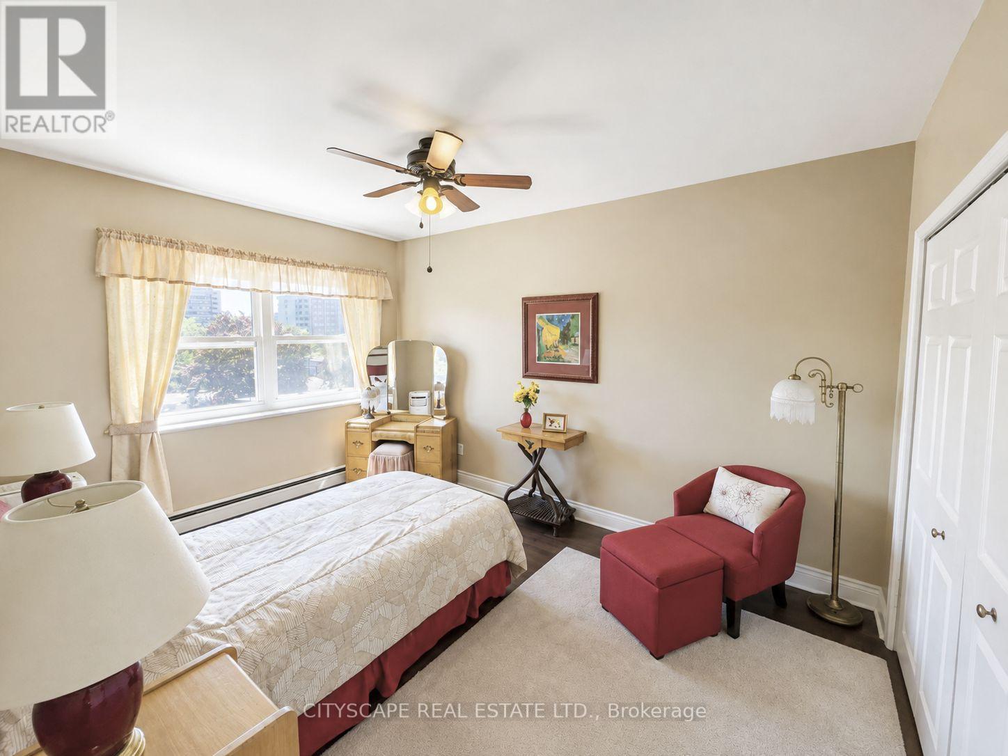 Primary Bedroom - 25 - 824 Brant Street, Burlington, ON