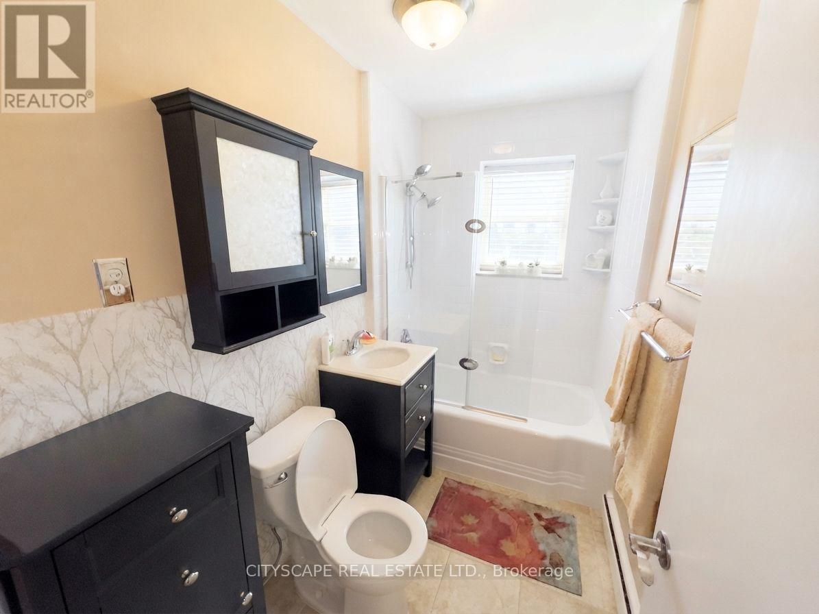 4pc Bathroom - 25 - 824 Brant Street, Burlington, ON