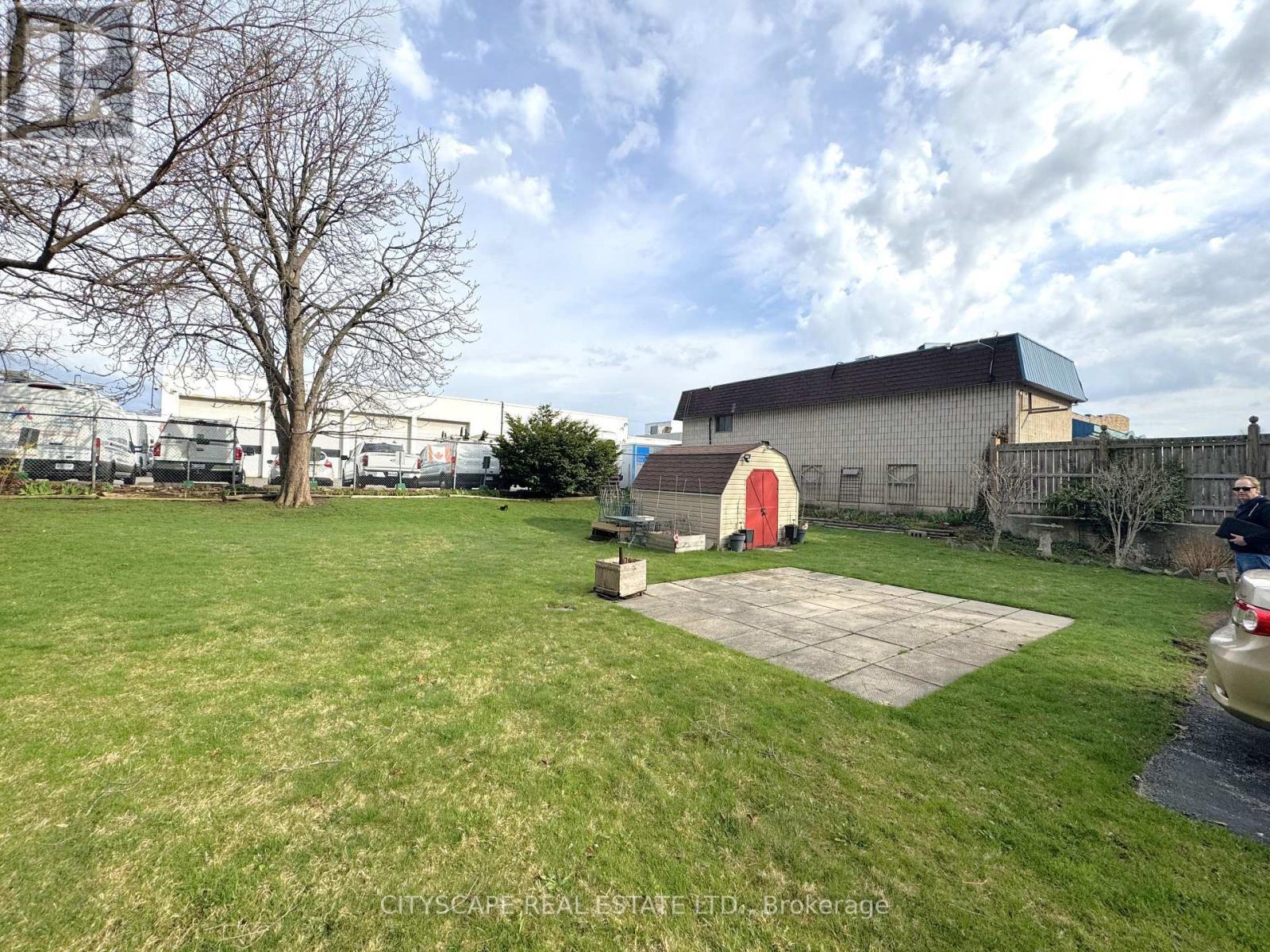 Backyard - 25 - 824 Brant Street, Burlington, ON