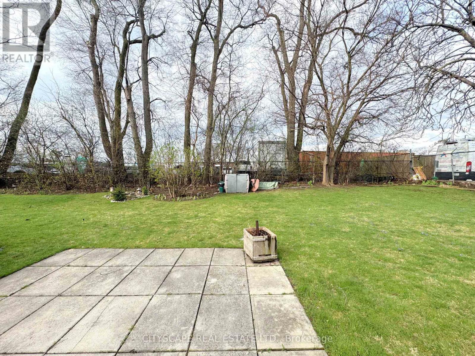 Backyard - 25 - 824 Brant Street, Burlington, ON