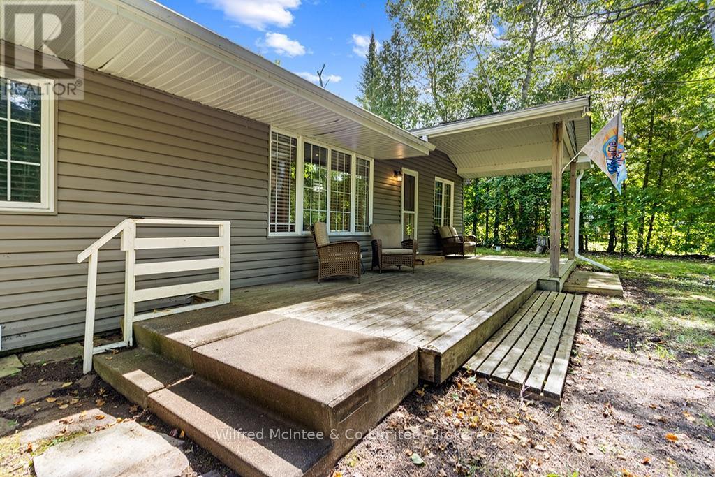 Spacious front porch for entertaining - 7 3Rd Avenue S, Native Leased Lands, ON