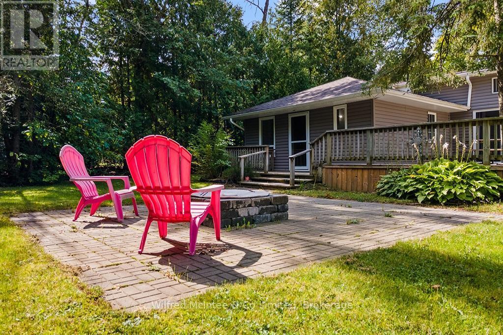 Expansive rear deck - 7 3Rd Avenue S, Native Leased Lands, ON
