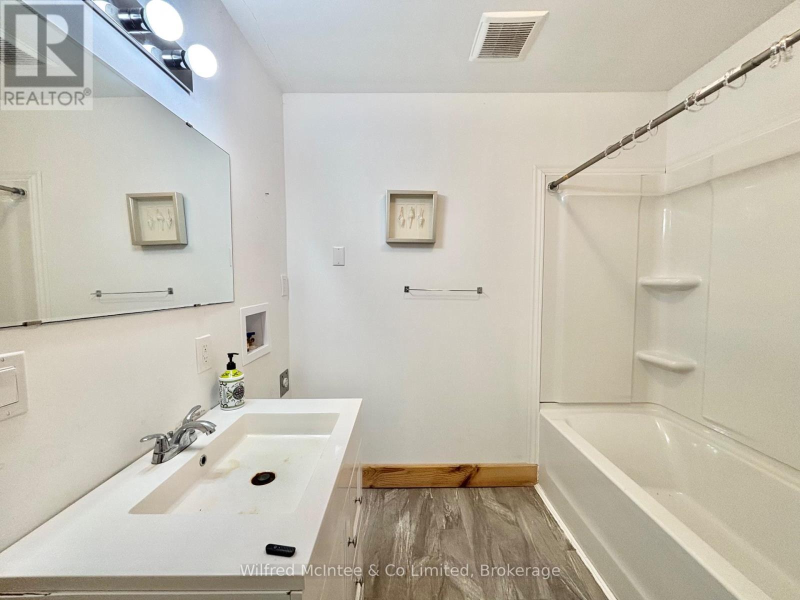 4 pc bathroom with laundry hook-up - 7 3Rd Avenue S, Native Leased Lands, ON