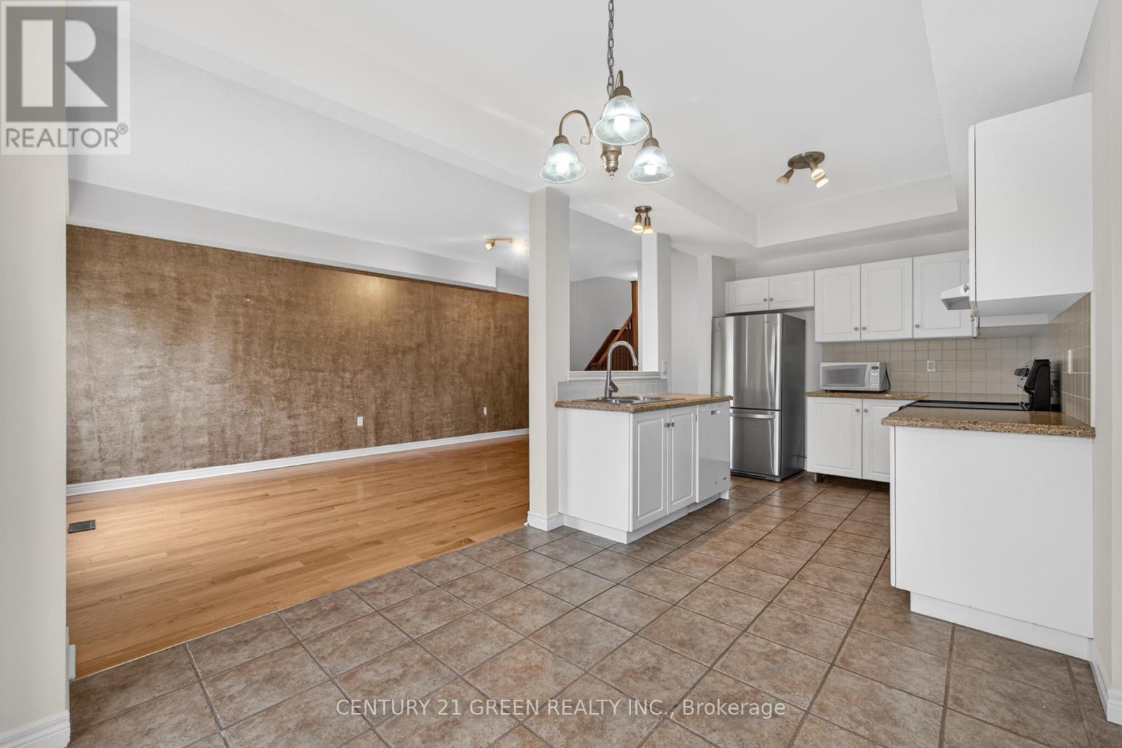 18 Palacebeach Trail, Hamilton, ON