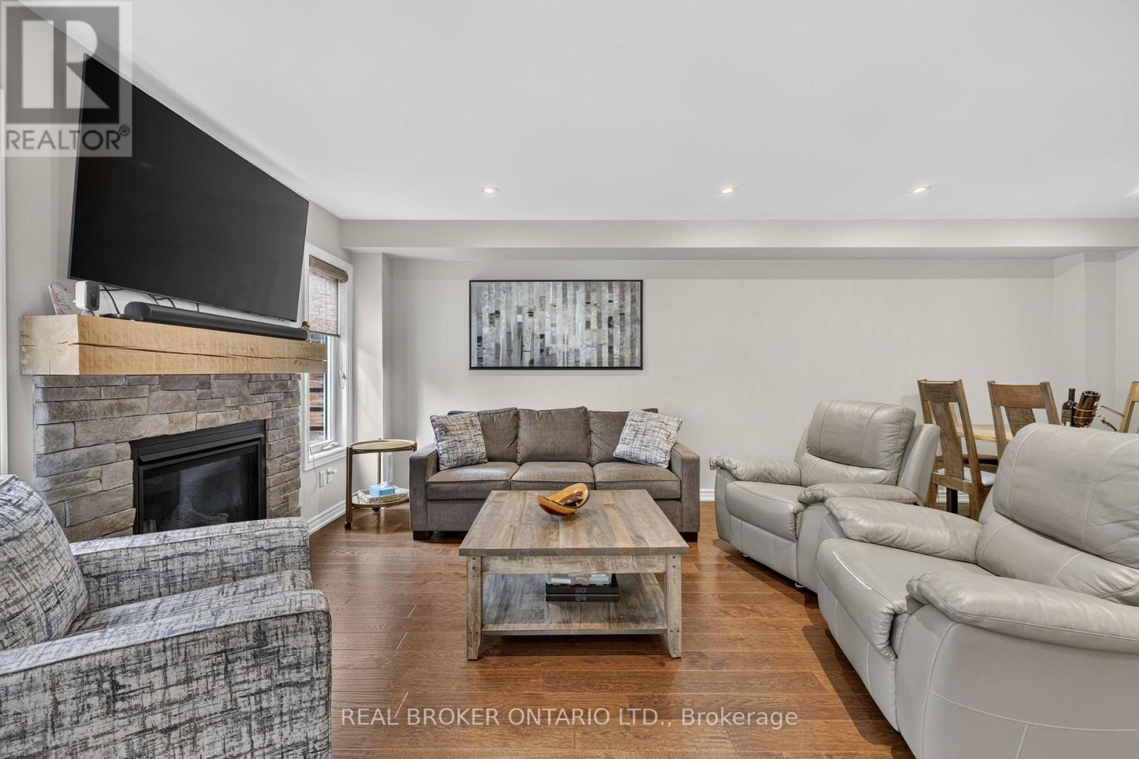 Family room - 30 Masters Crescent, Georgian Bay, ON