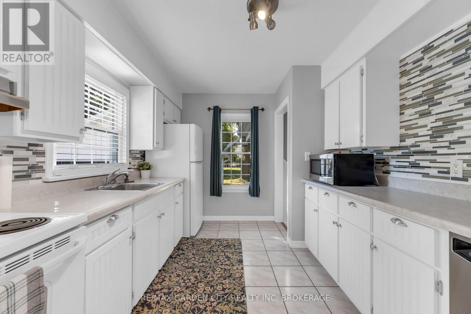 4 Manor Road, St. Catharines (Vine/Linwell), ON