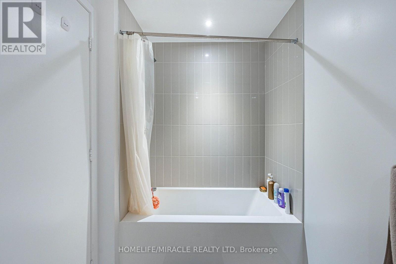 209 - 3900 Confederation Parkway, Mississauga, ON