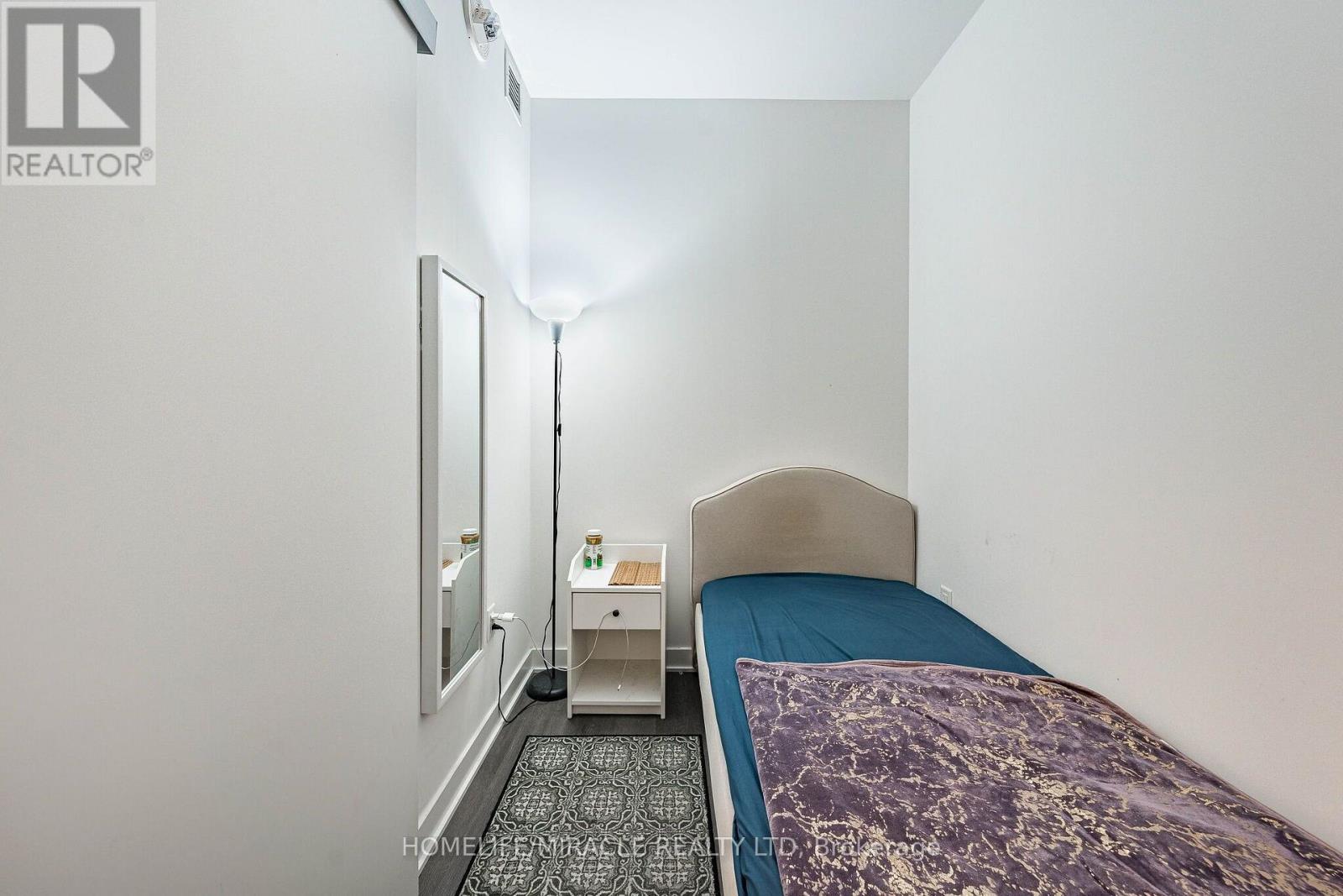 209 - 3900 Confederation Parkway, Mississauga, ON