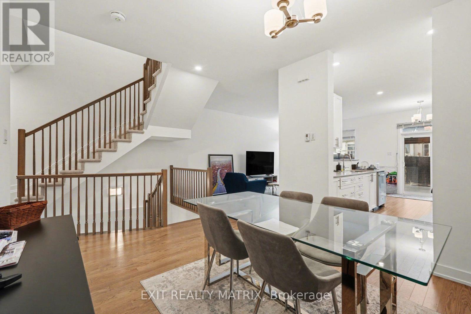 656 Putney Crescent, Ottawa, ON