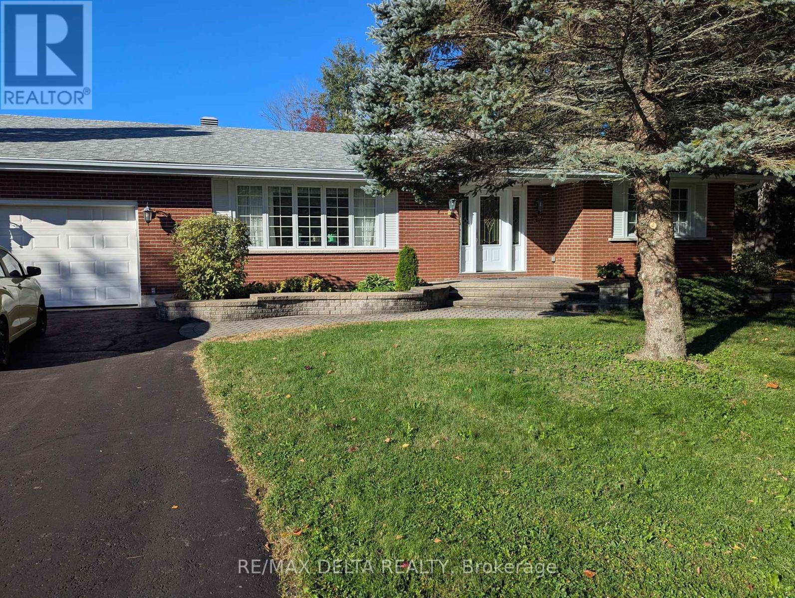 77 Front Road W, Champlain, ON