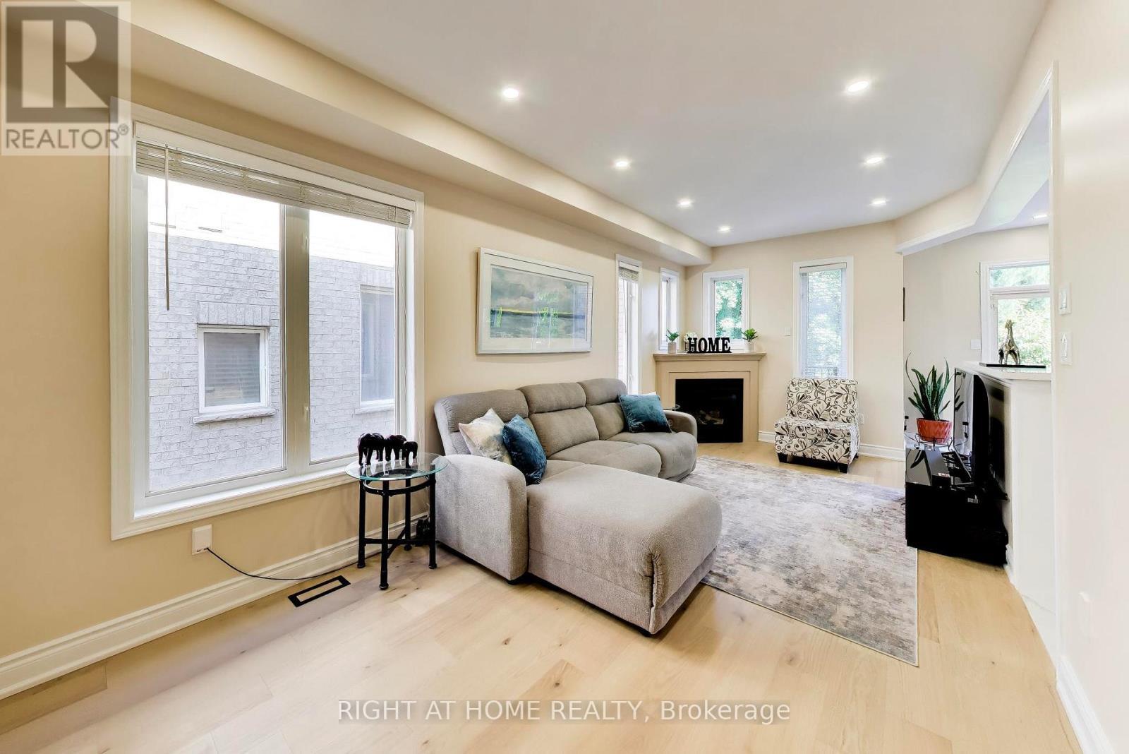 Lots of natural light - 237 Terra Road, Vaughan, ON