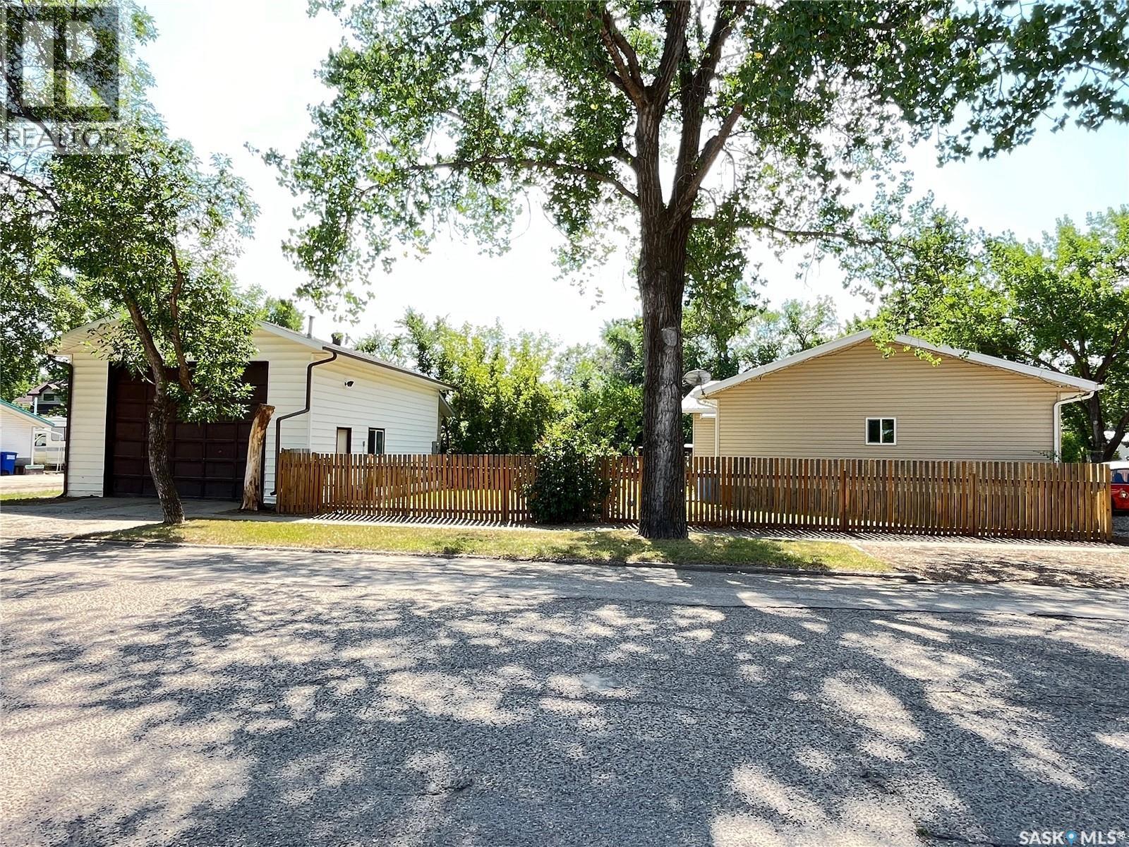 202 Hood Street, Maple Creek, SK