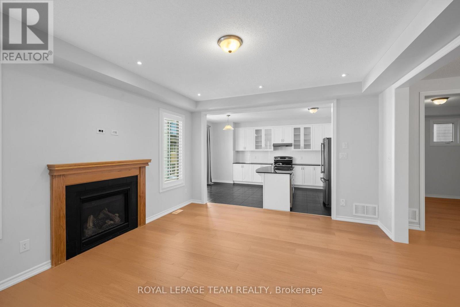 Living Room Open to Kitchen - 32 Escallonia Court, Ottawa, ON