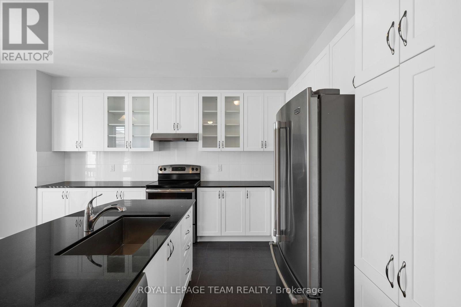 Modern Eat In Kitchen - 32 Escallonia Court, Ottawa, ON