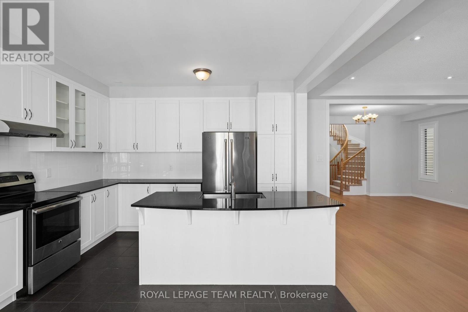 Kitchen Island with Overhang - 32 Escallonia Court, Ottawa, ON