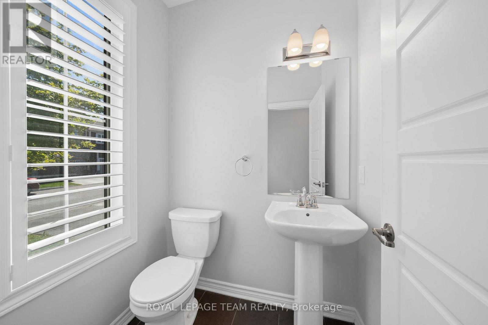 Powder Room off Entrance - 32 Escallonia Court, Ottawa, ON