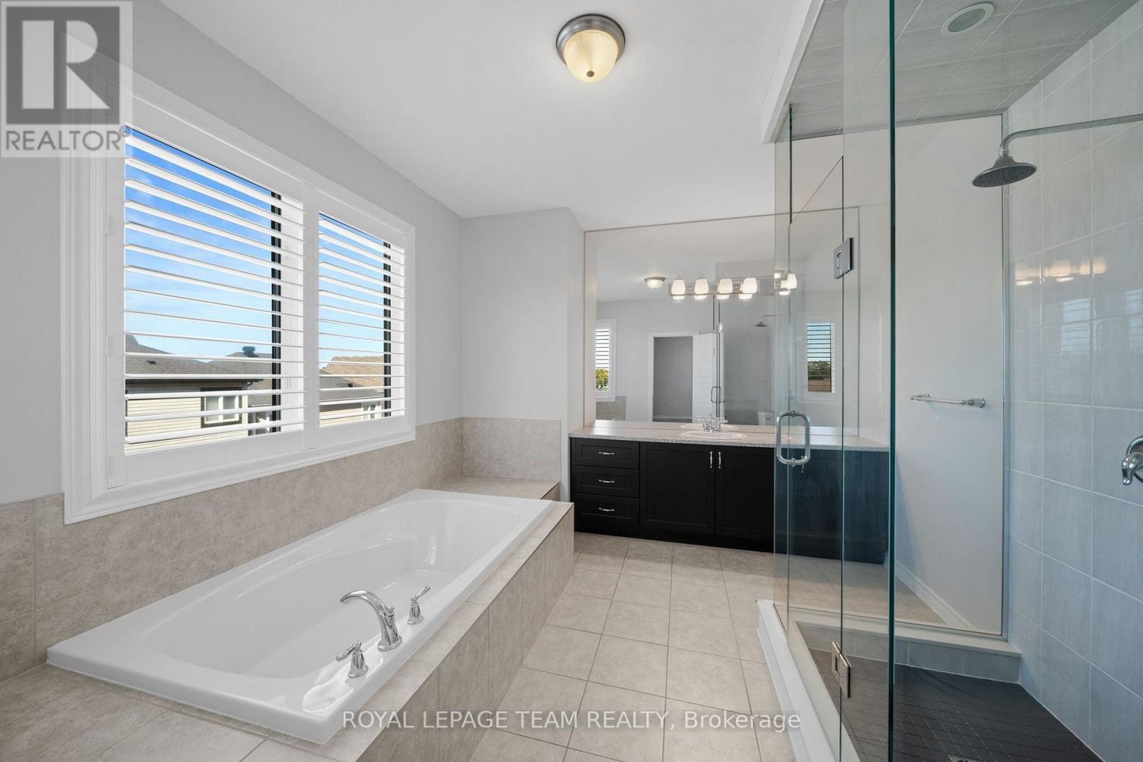 Primary Ensuite - 32 Escallonia Court, Ottawa, ON