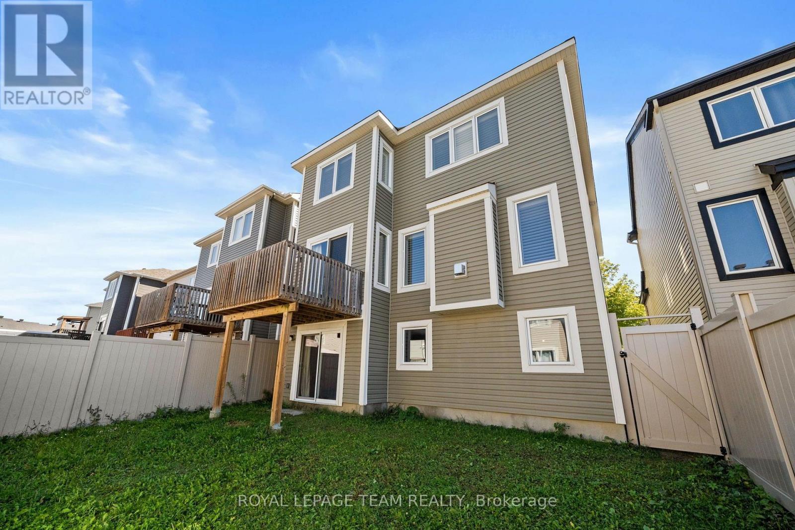 Fully Fenced Backyard - 32 Escallonia Court, Ottawa, ON