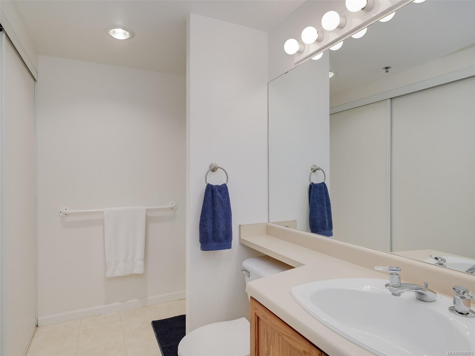 #325-3969 Shelbourne St, Saanich, BC