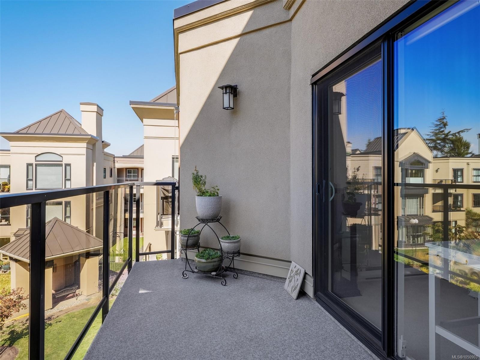 #325-3969 Shelbourne St, Saanich, BC