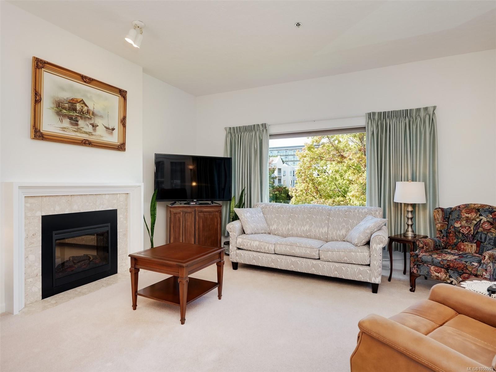 #325-3969 Shelbourne St, Saanich, BC