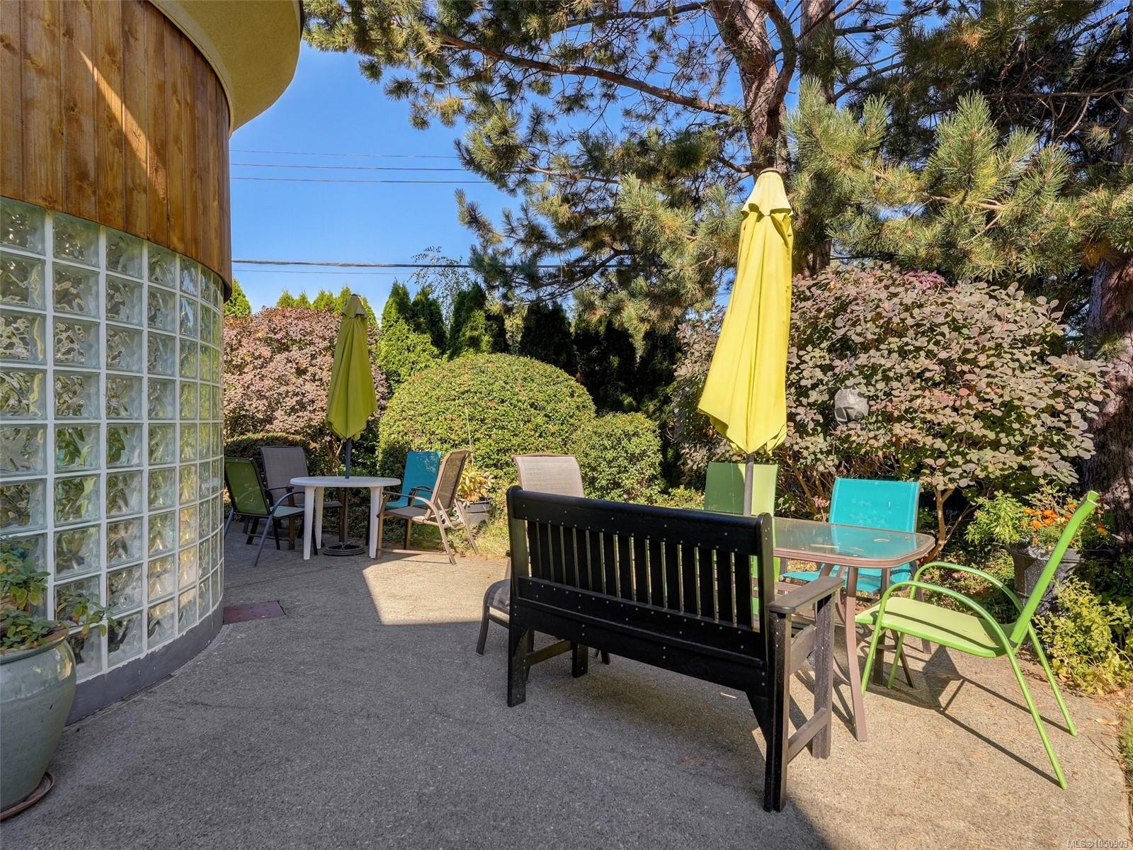 #325-3969 Shelbourne St, Saanich, BC