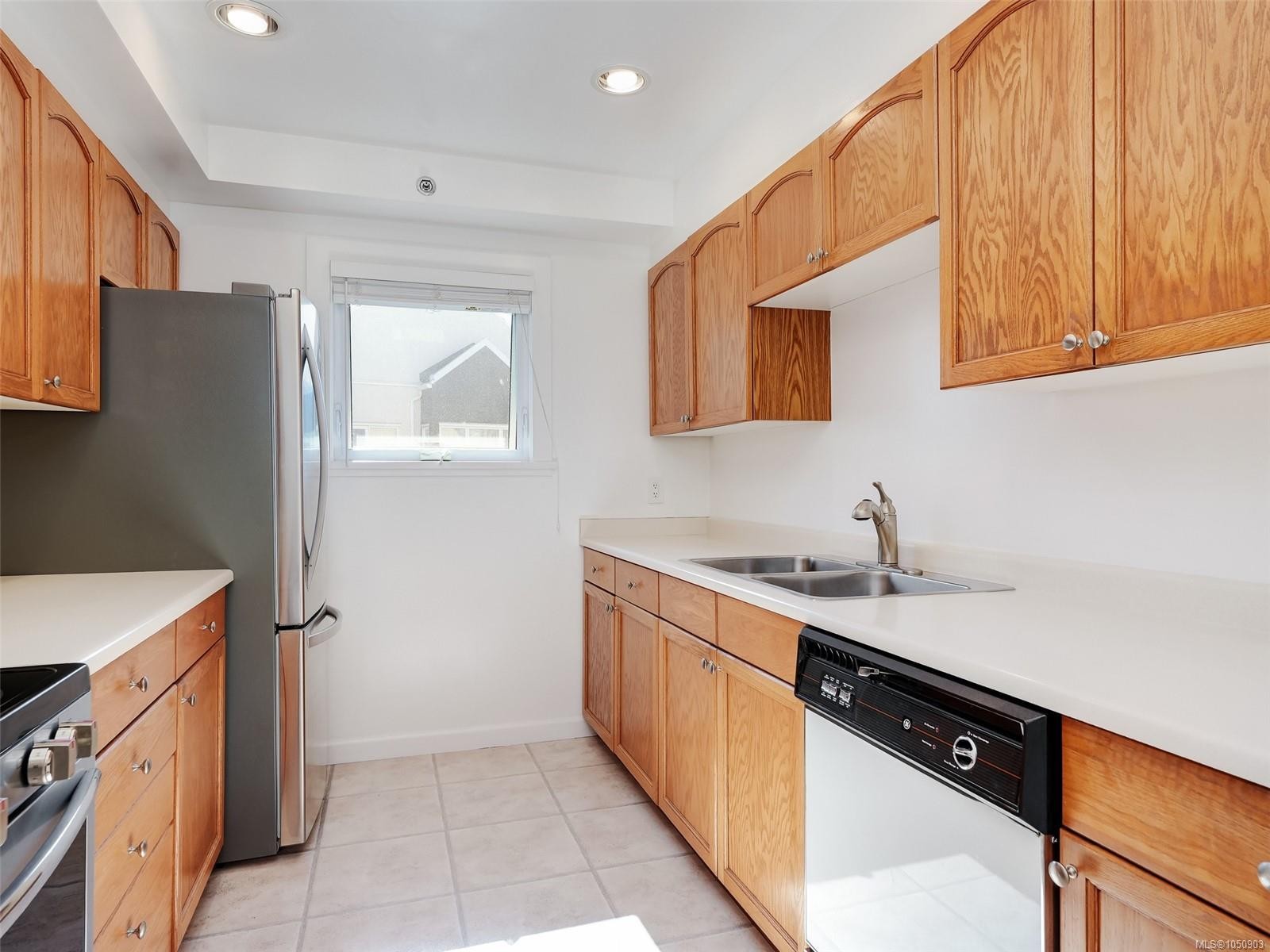 #325-3969 Shelbourne St, Saanich, BC
